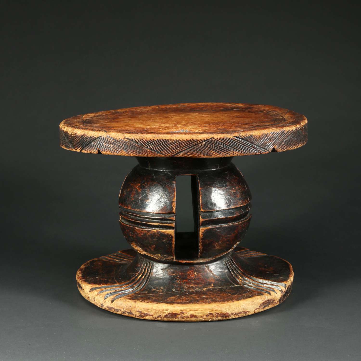 AF632 : Mangbetu Stool