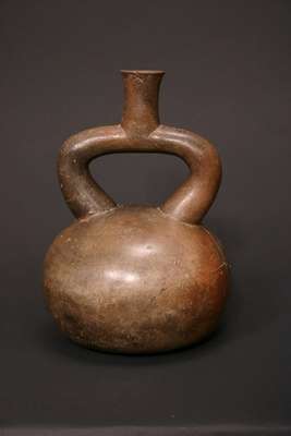 PC404 : Chavin stirrup vessel